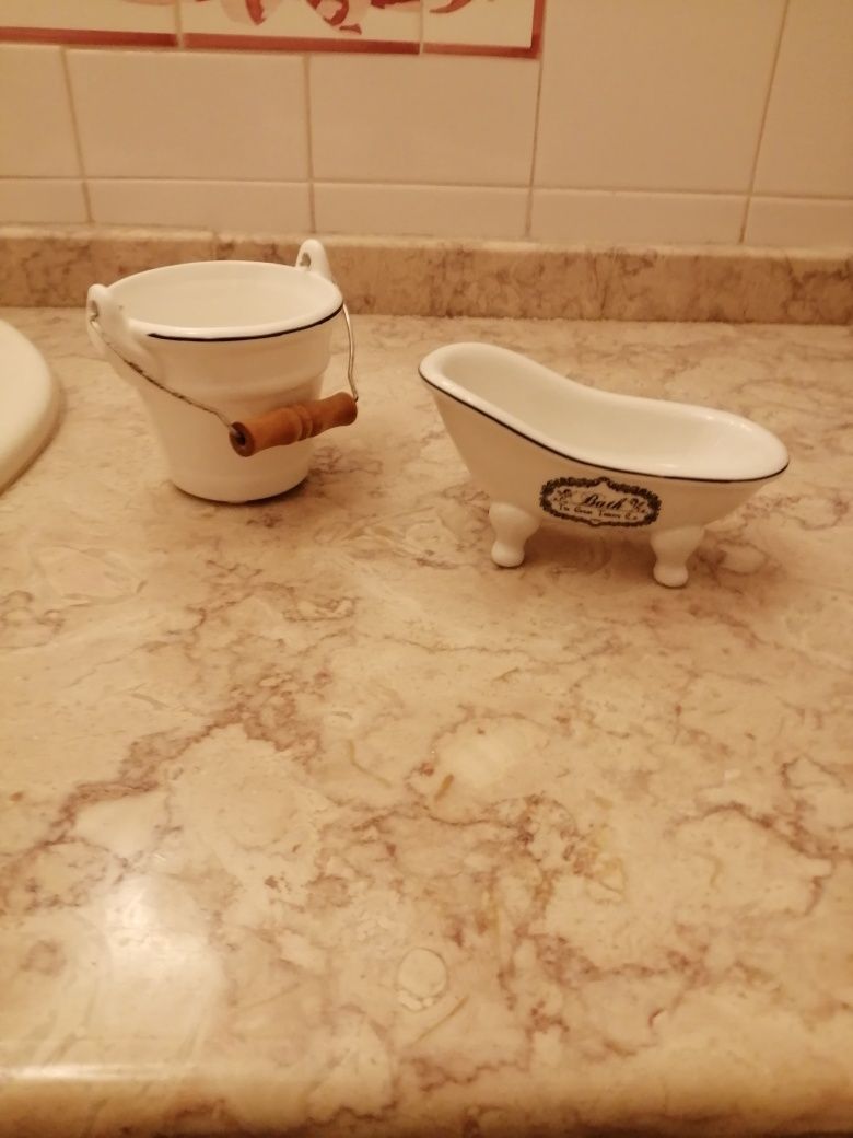 Saboneteira e balde em loiça para WC