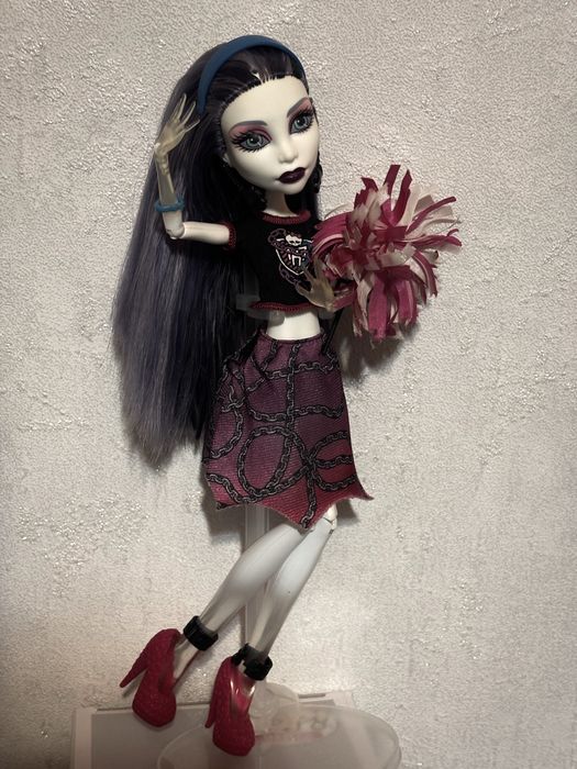 Лялька монстер хай Спектра вболівальниця