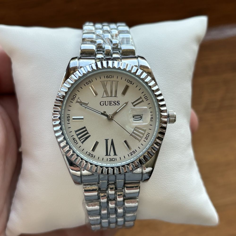 Жіночий годинник Guess срібного кольору з світлим циферблатом