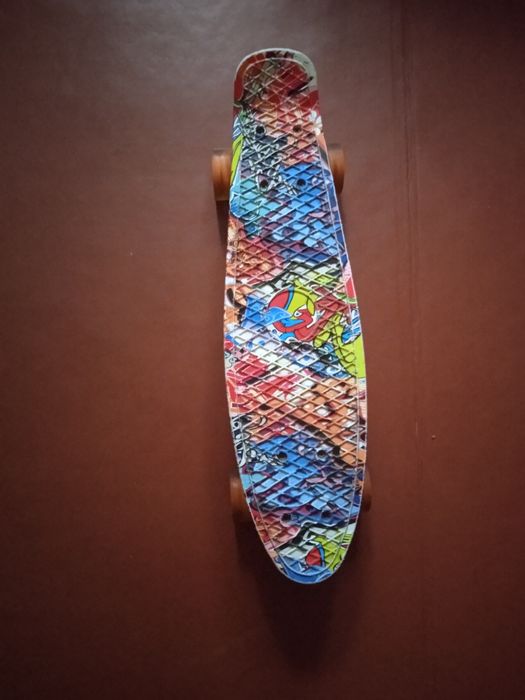 Продам дерев'яний стіл та два стільці 400грн.