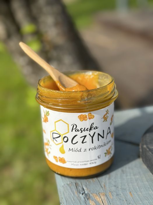Miód z rokitnikiem liofilizowanym. Miód smakowy.