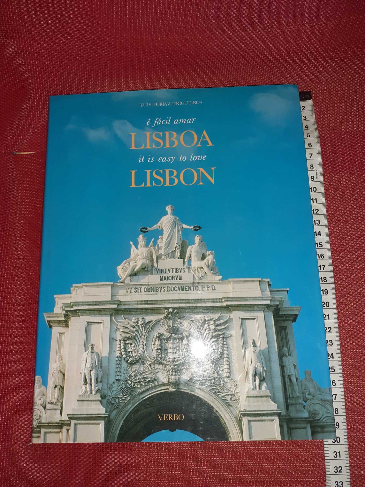 Livro " é  fácil  amar LISBOA"