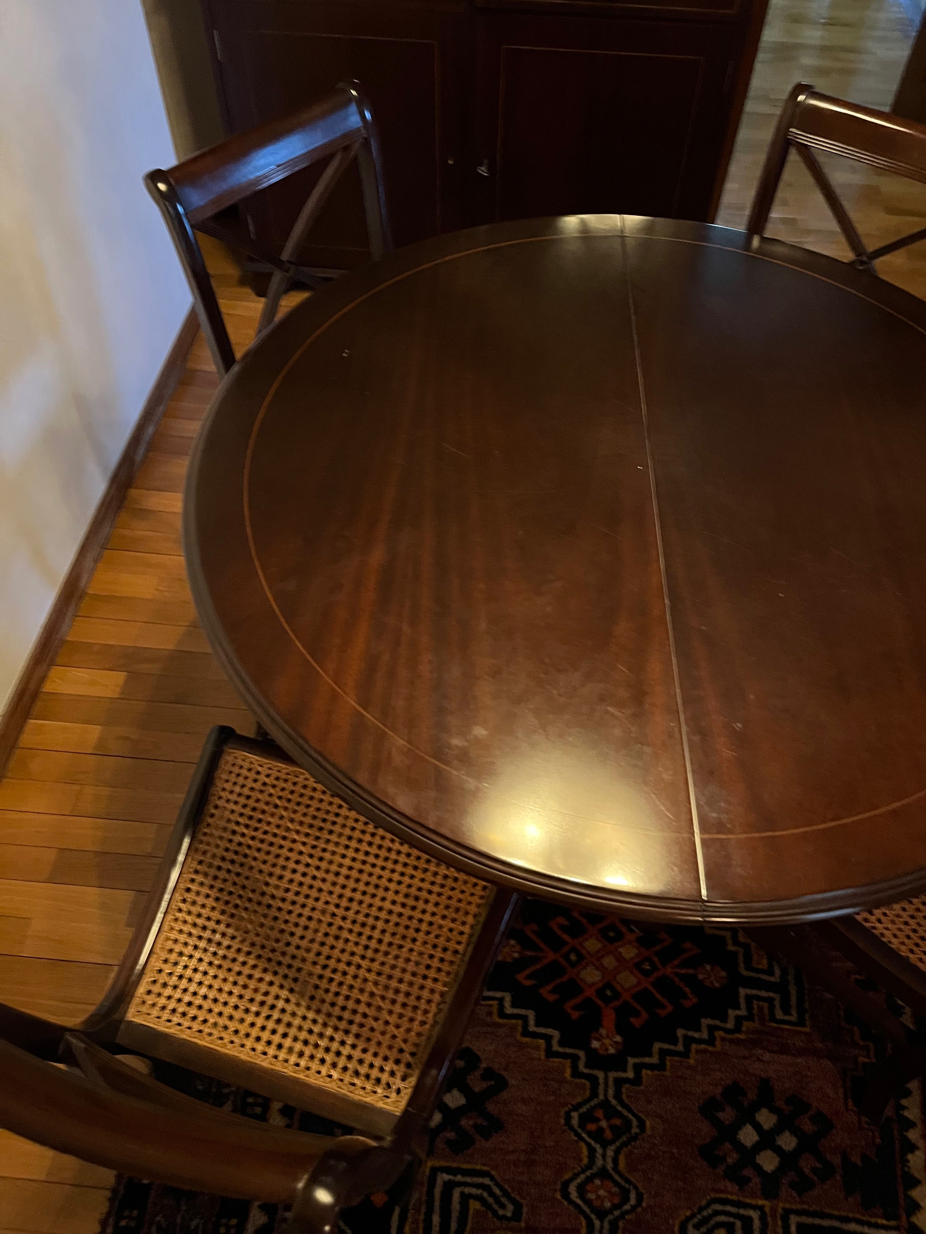 Mesa de jantar redonda, extensível para oval, em madeira maciça