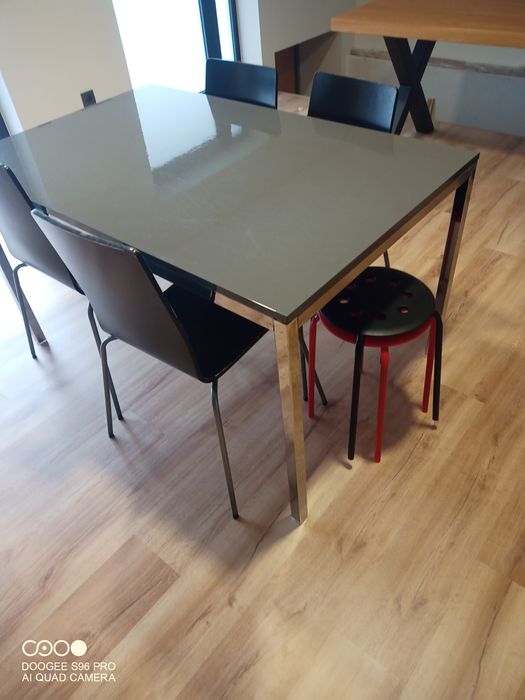 Mesa de jantar  com cadeiras