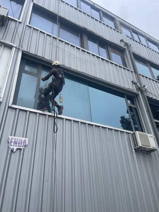 Trabalho de Pinturas e outros serviços