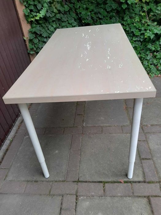 stół w kolorze olcha z regulowanymi nogami z pleksą na wymiar