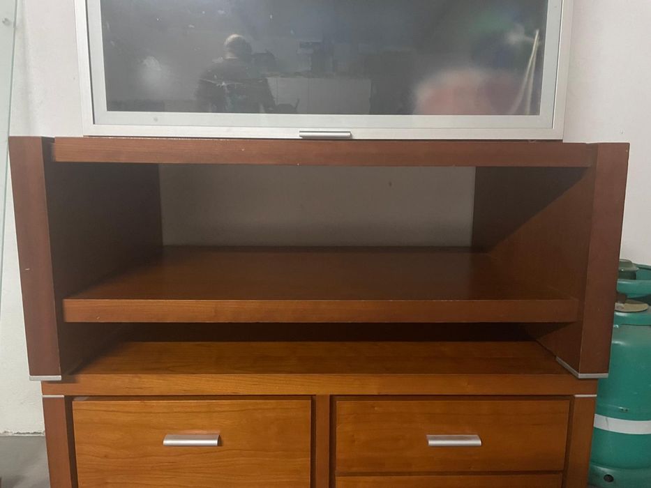 Mesa centro + móvel + prateleiras fechadas + candeeiros