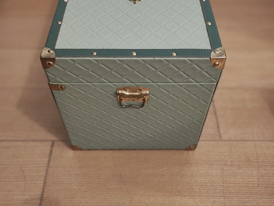 Baú verde elegante  com detalhes dourados tipo cofre