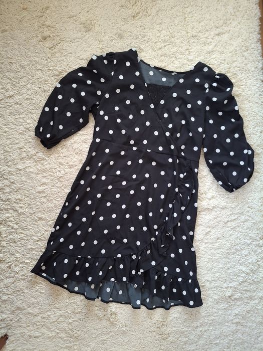 Sliczna sukienka w grochy z koronka i falbanka