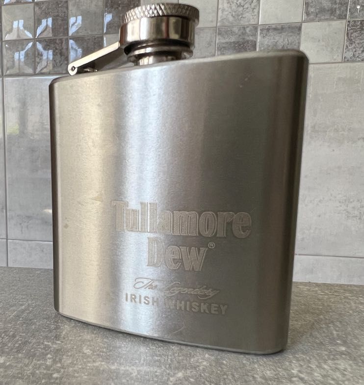 garrafa bolso Tullamore Dew Irish Whiskey em aço inoxidável