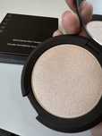Хайлайтер becca moonstone shimmering skin perfector новий