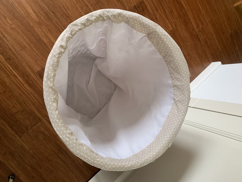 Kosz wiklinowy na pranie z misiem