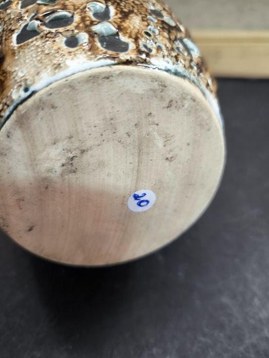 Jarra cerâmica bege e castanho