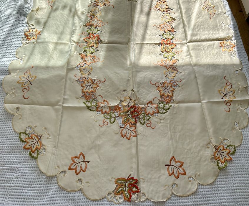 Owalny haftowany obrus