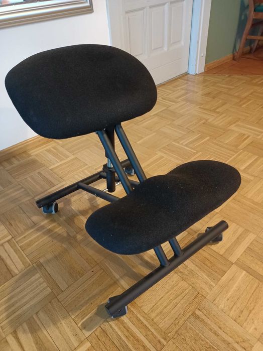 Klękosiad do biurka firmy Paged