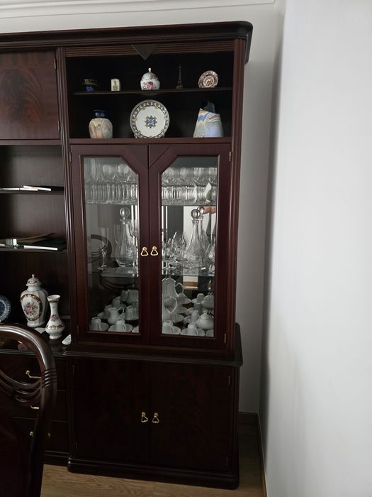 Móvel cristaleira em nogueira maciça