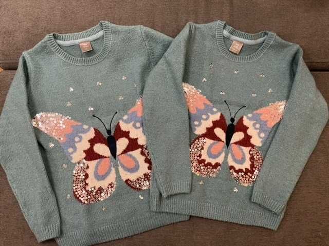 Dla bliźniaczek swetry dziewczęce, rozm.122 i 128