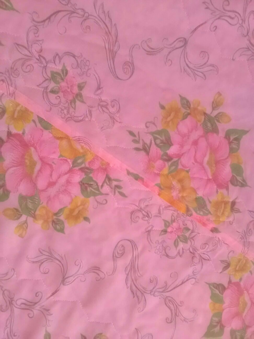 Велике рожеве покривало на ліжко