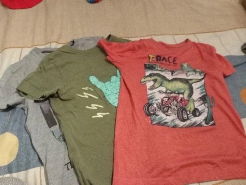 Três t-shirts de menino