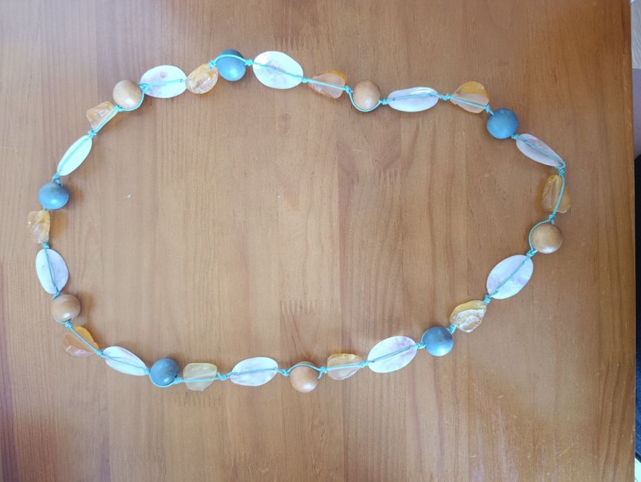 Colar Comprido em tons de azul, beje e branco