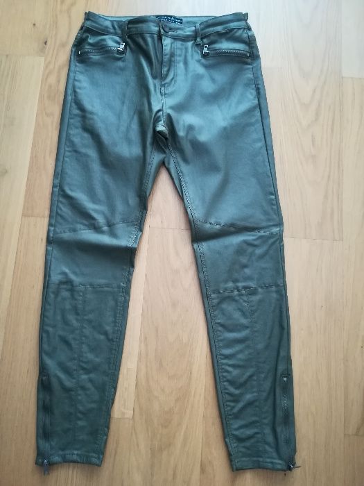 Spodnie rurki Stradivarius/ imitacja skóry/ 42