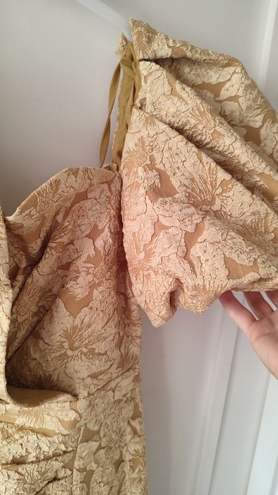 Piękna żakardowa złota sukienka z bufiastymi rękawami rozm M