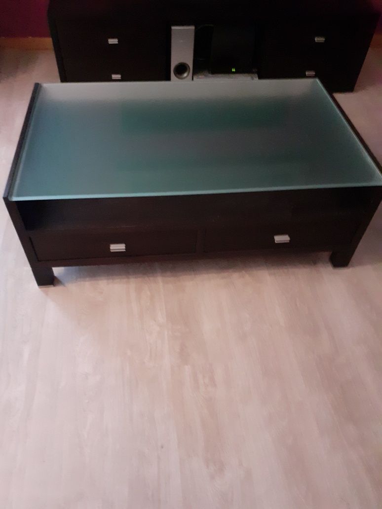 Mesa de centro com tampo de vidro