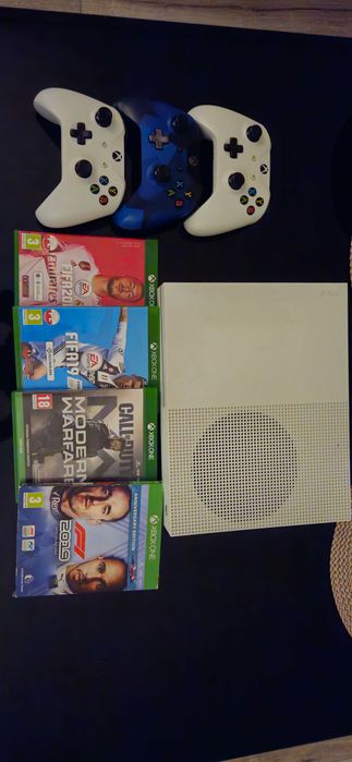 Konsola Xbox One + 3 pady + 4 gry