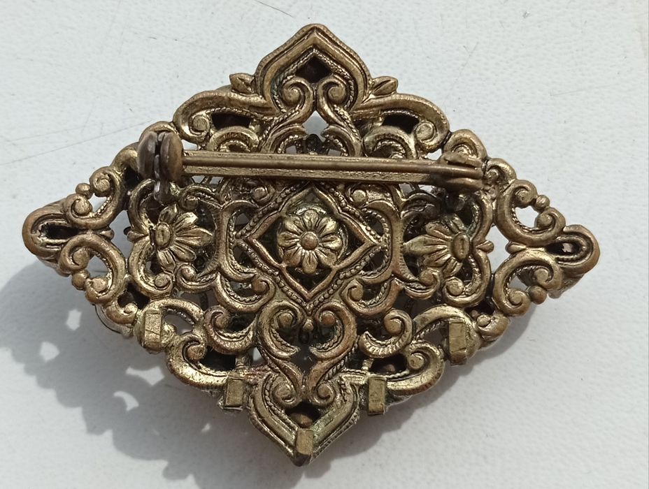 Брошь с  инкрустацией металлом и серьги  оригинальные