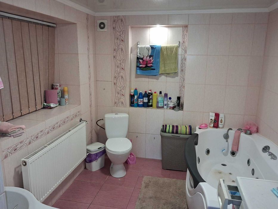 Будинок з ремонтом та басейном у Крюкові