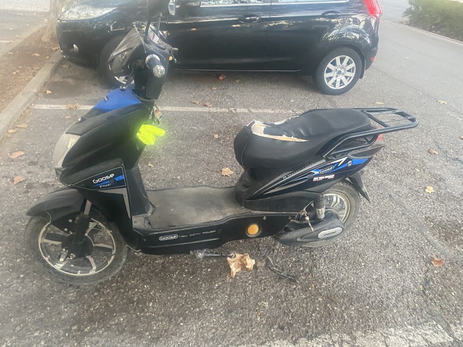 Vendo moto eletrica  fucionar e anda bem bataria 50k