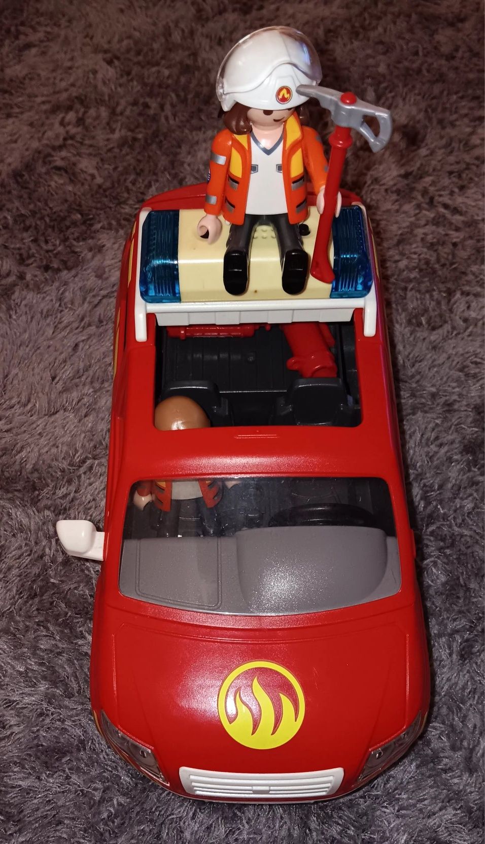 Carro dos bombeiros da Playmobil em otimo estado com os 2 tripulantes
