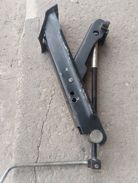 Домкрат на легковий автомобіль