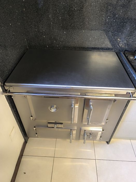 Fogão a lenha (dá para aquecimento).