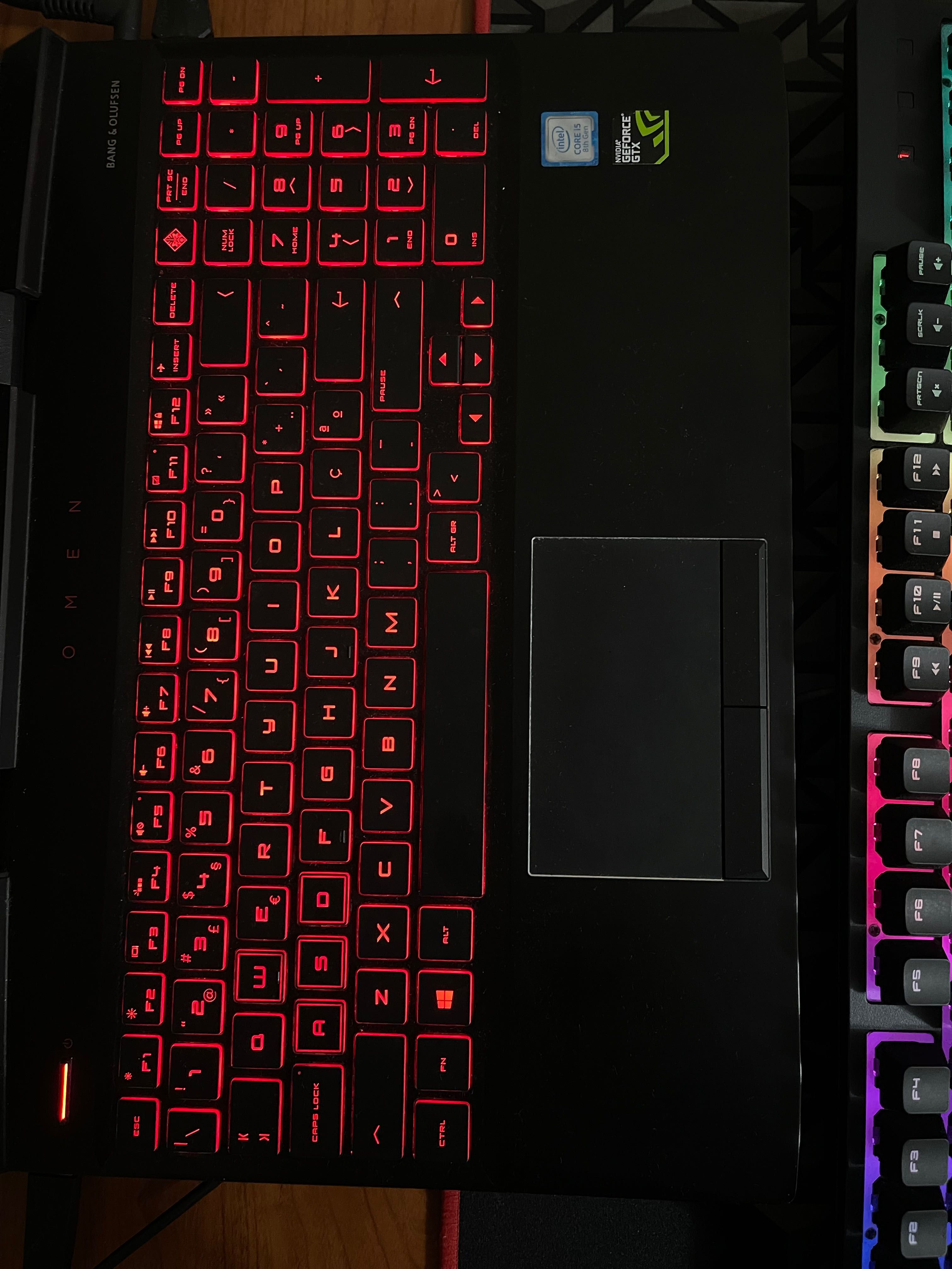 Computador Hp Omen com teclado, tapete e rato