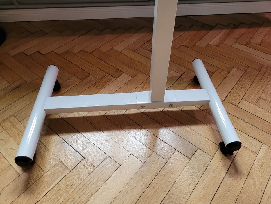 Stolik pod laptopa.