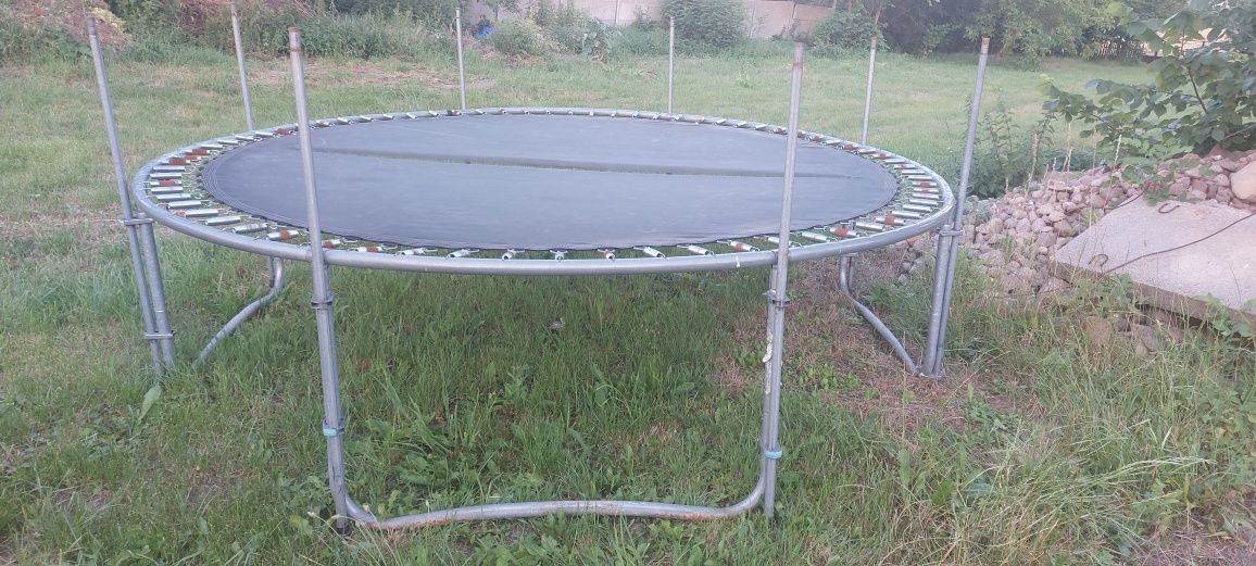 Stelaż masywnej trampoliny na 72 sprężyny średnica około 3m.