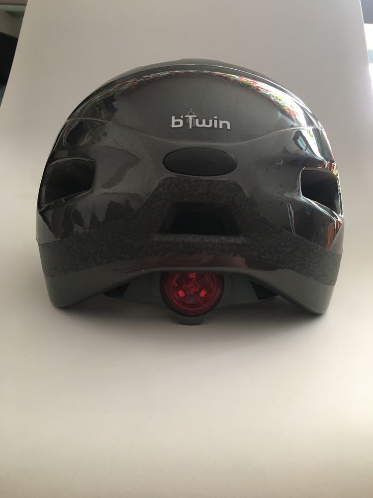 Capacete B’Twin ventilado com luz traseira para adulto