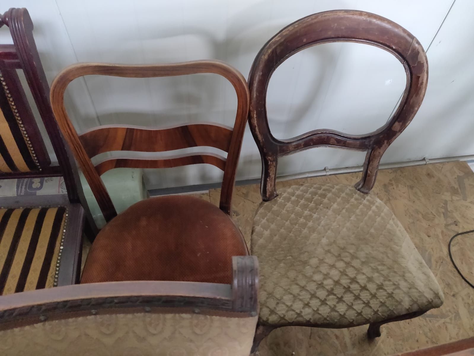 Meble antyczne i stare krzesła fotele