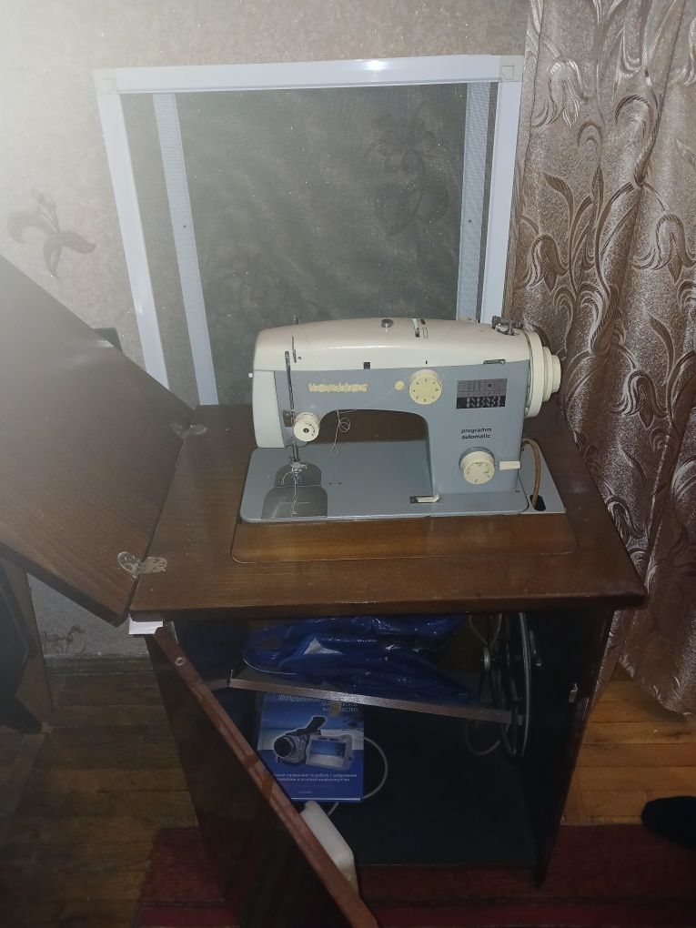Продам швейну машинку