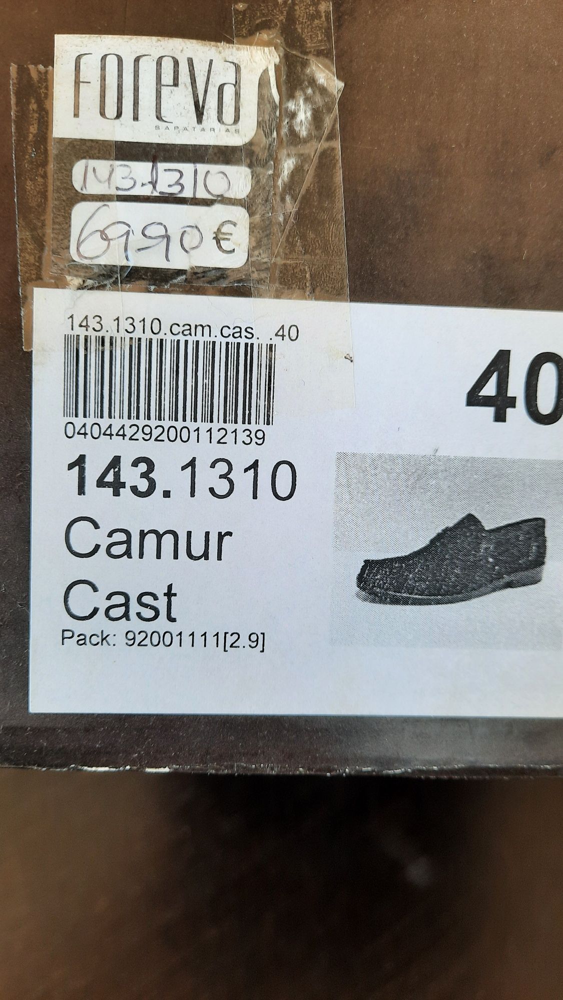 Sapatos vela em camurça castanha.