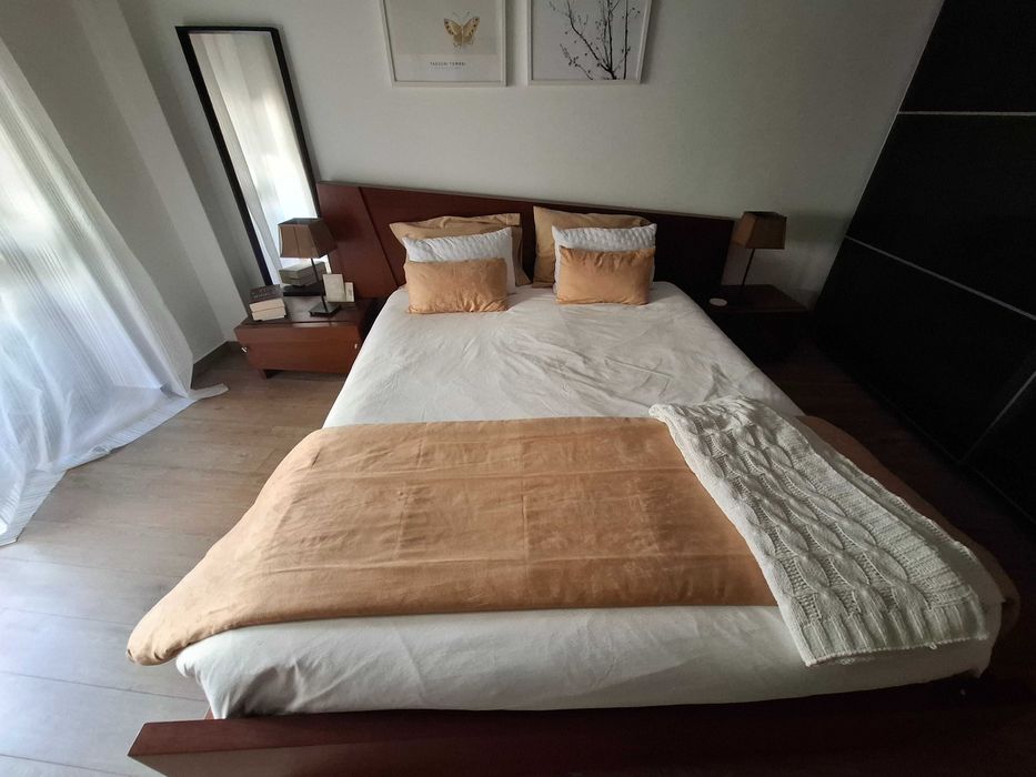 Conjunto de cama+mesas de cabeceira e cómoda