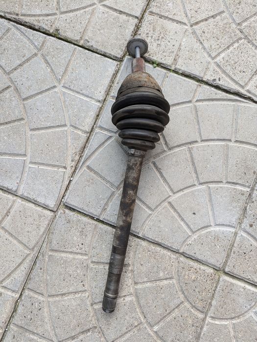 Volvo v50 ліва піввісь