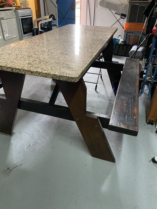 Mesa de exterior c/ tampo em granito e bancos