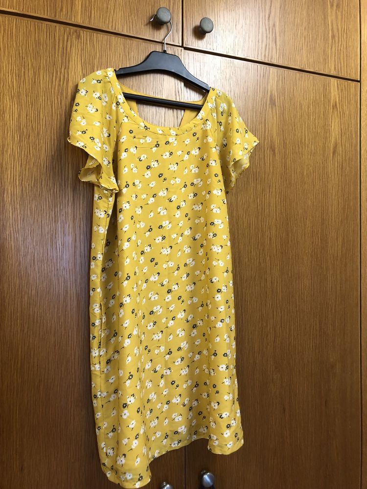 Vestido amarelo com flores