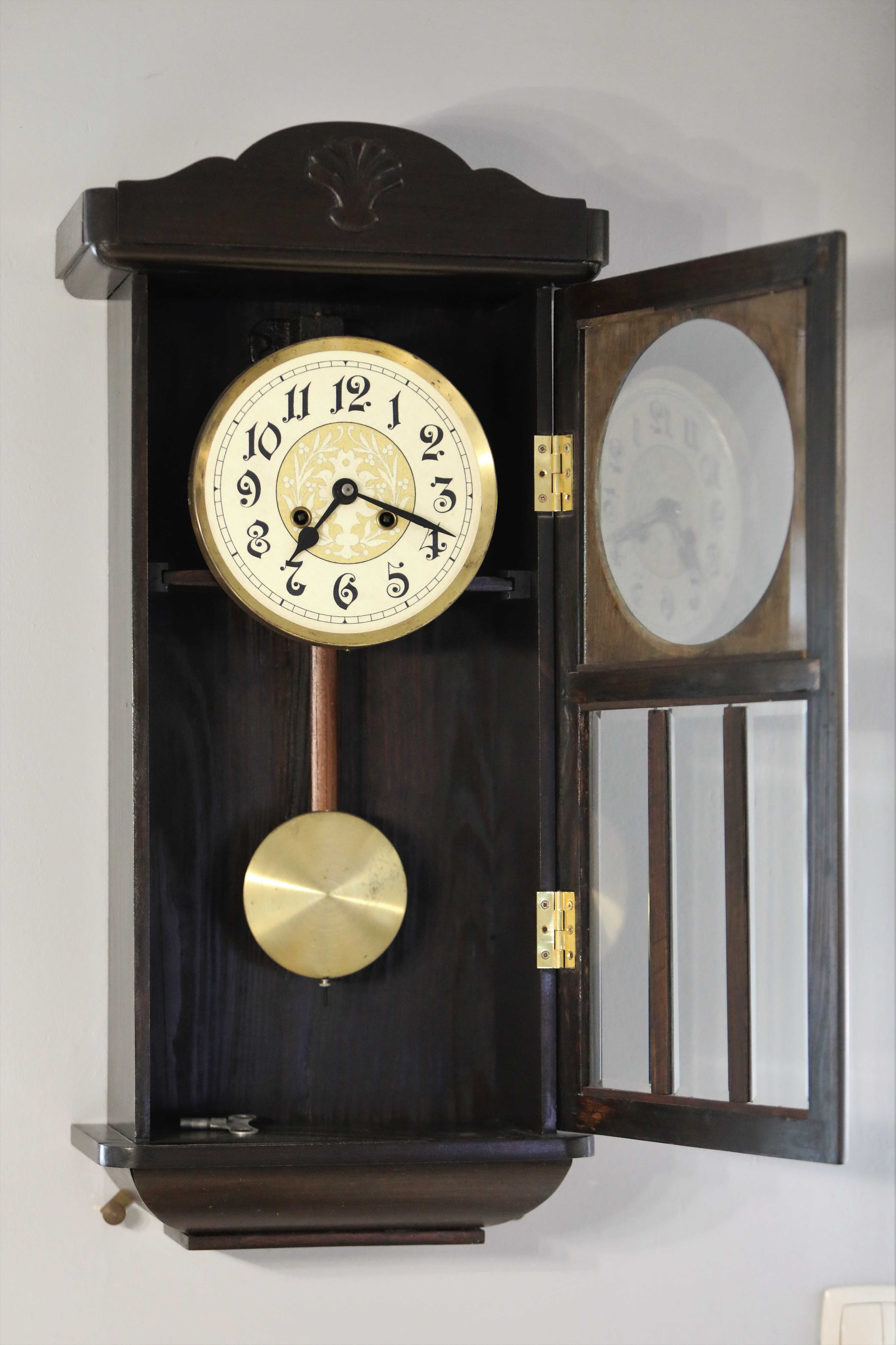 Stary zegar wiszący ponad 100 letni po renowacji