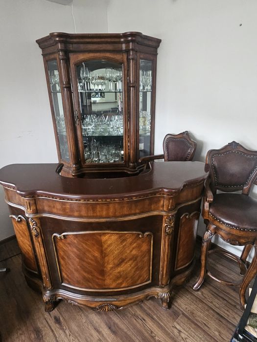 Piękny barek z witryną i hokerami komplet