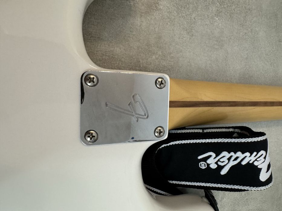 Gitara elektryczna Fender Stratocaster (Mexico) – Arctic White + Case