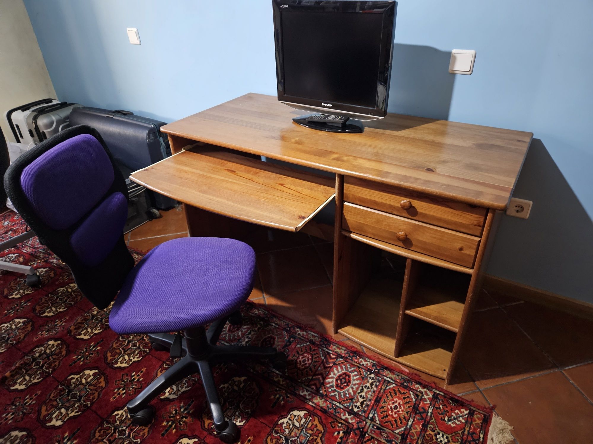 Vendo secretária oferta cadeira