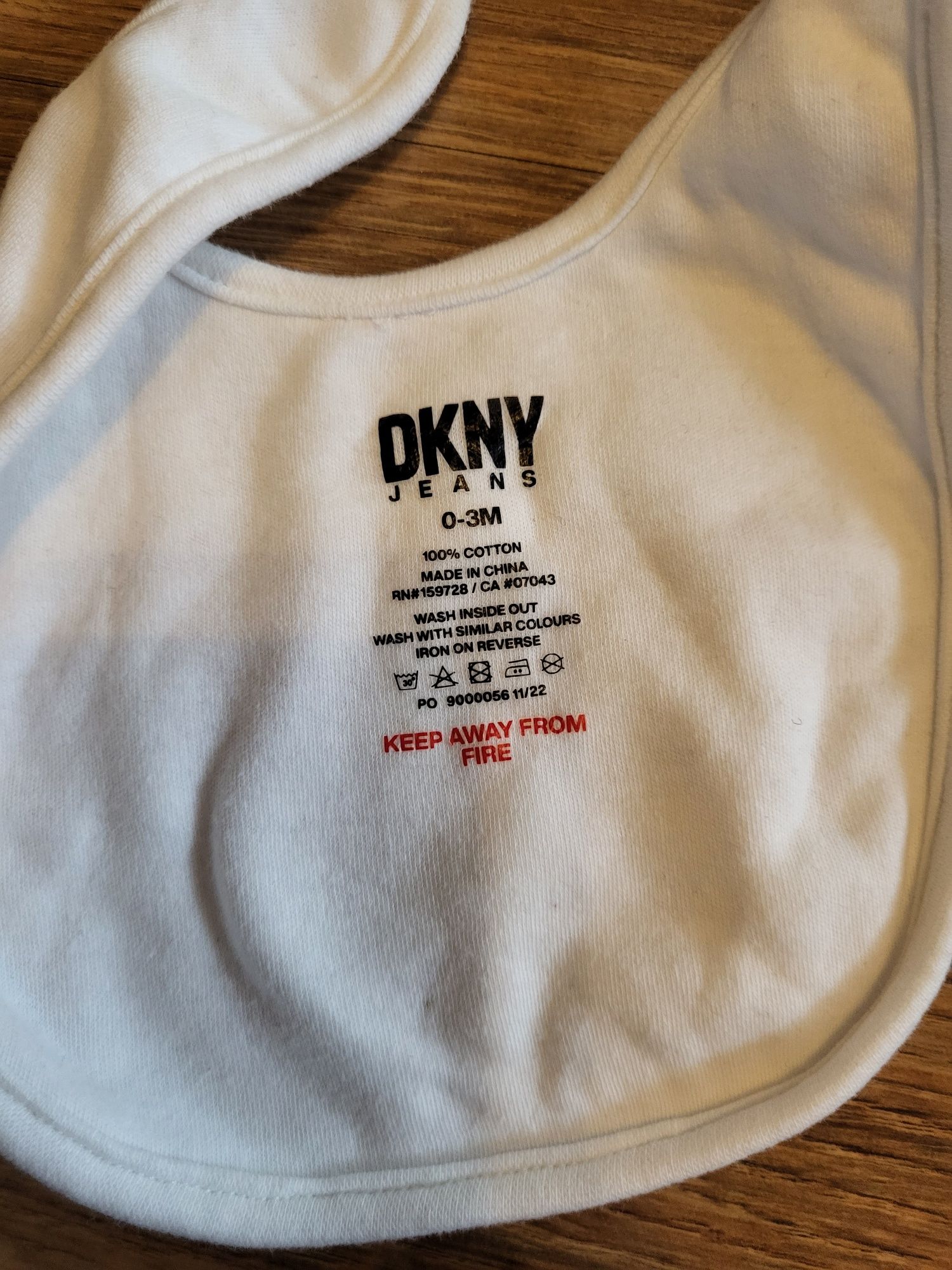 Dkny jeans body sliniak skarpetki 0-3 miesiące